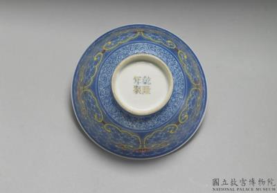 图片[3]-Tea bowl with flower on a carved blue ground in falangcai painted enamels, Qianlong reign (1736-1795), Qing dynasty-China Archive